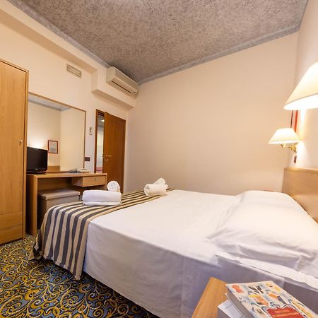 Hotel Giardinetto Дезенцано-дель-Гарда Экстерьер фото