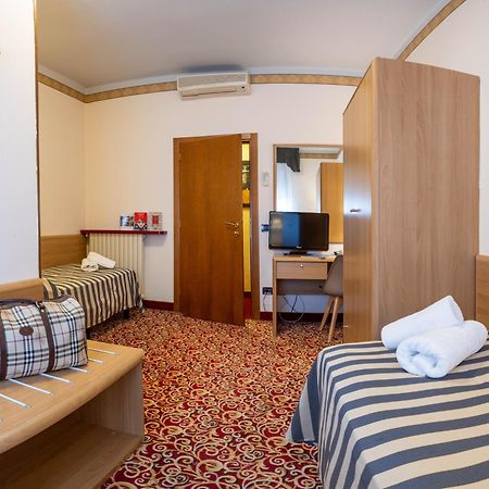 Hotel Giardinetto Дезенцано-дель-Гарда Экстерьер фото