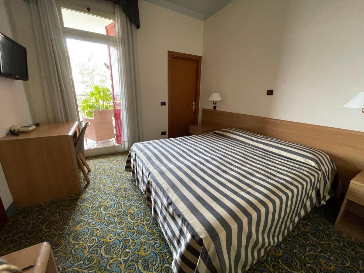 Hotel Giardinetto Дезенцано-дель-Гарда Экстерьер фото