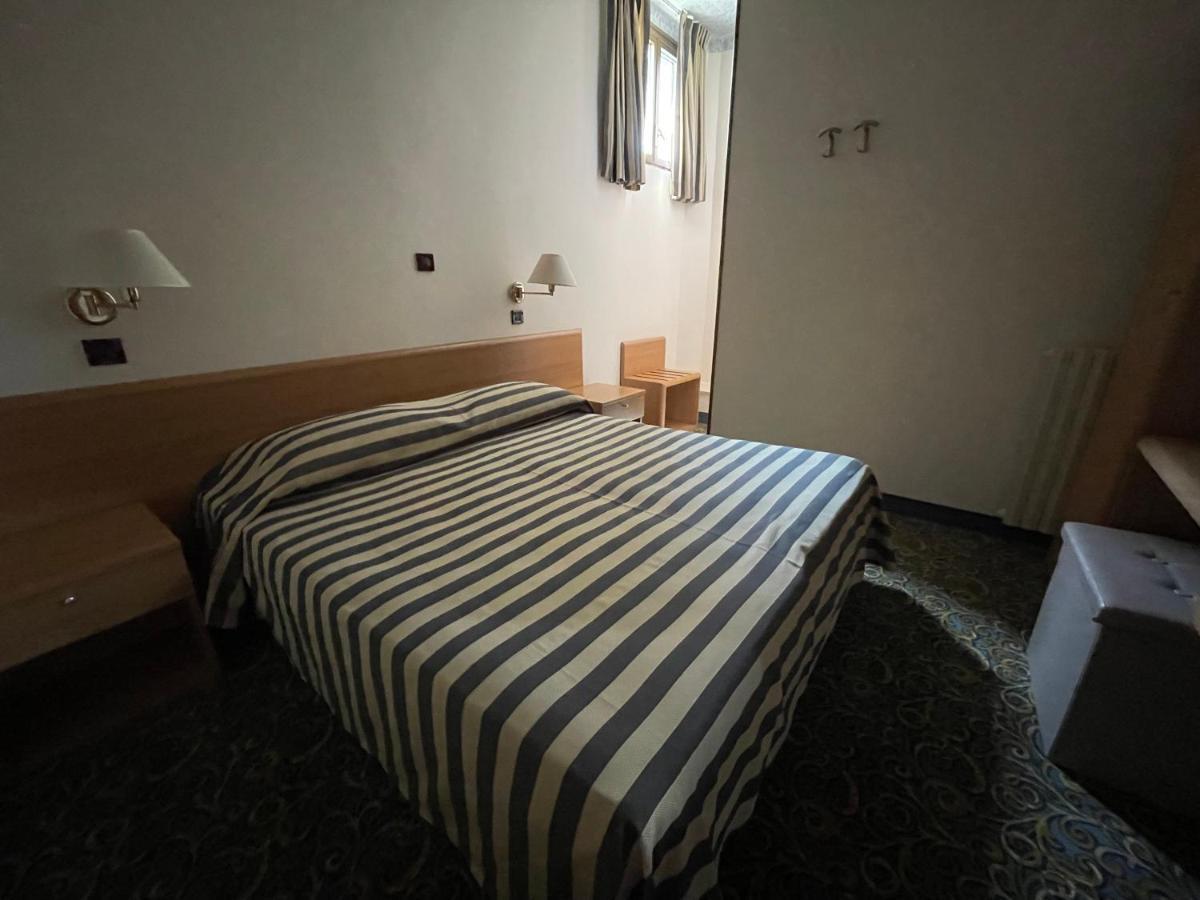 Hotel Giardinetto Дезенцано-дель-Гарда Экстерьер фото