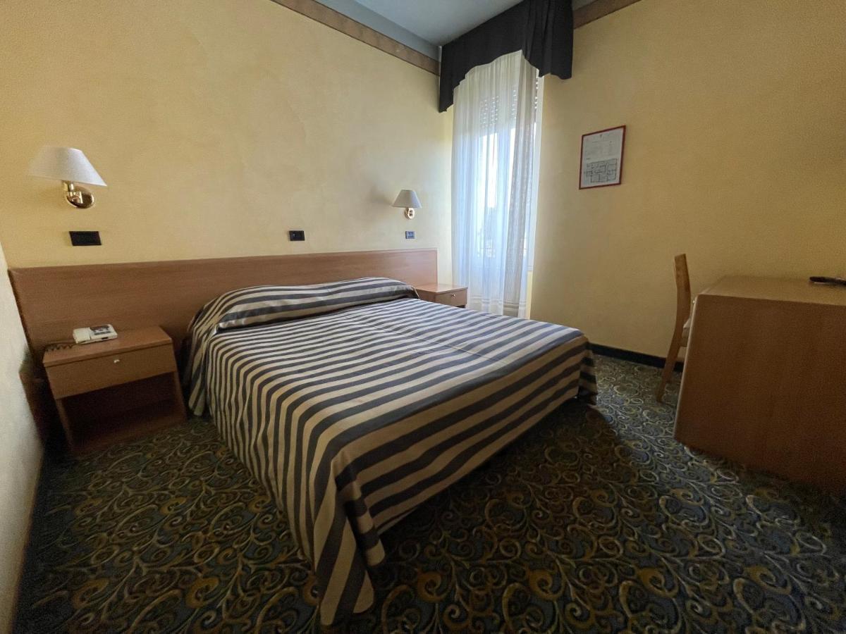 Hotel Giardinetto Дезенцано-дель-Гарда Экстерьер фото