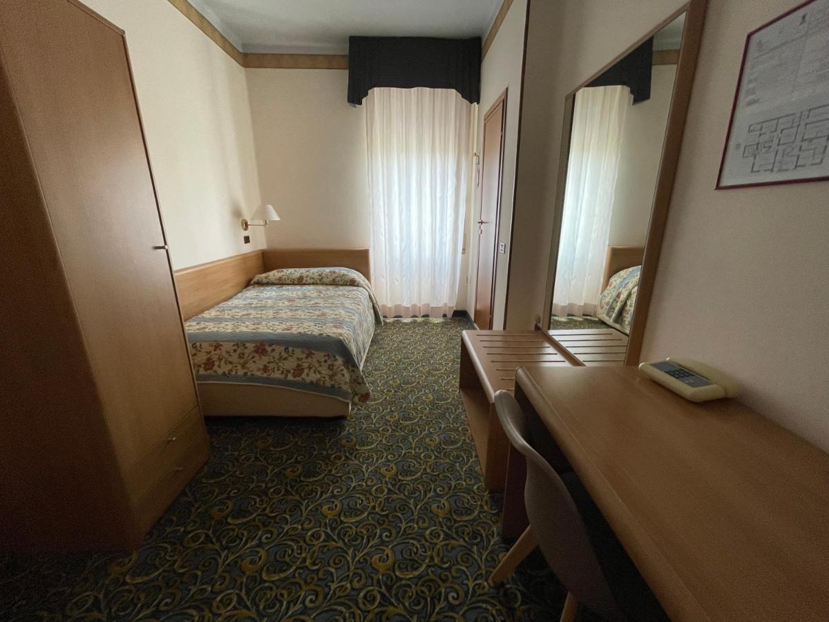 Hotel Giardinetto Дезенцано-дель-Гарда Экстерьер фото