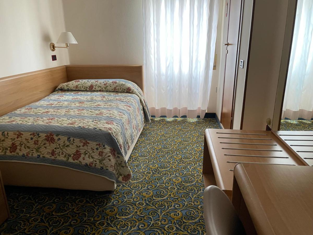 Hotel Giardinetto Дезенцано-дель-Гарда Экстерьер фото