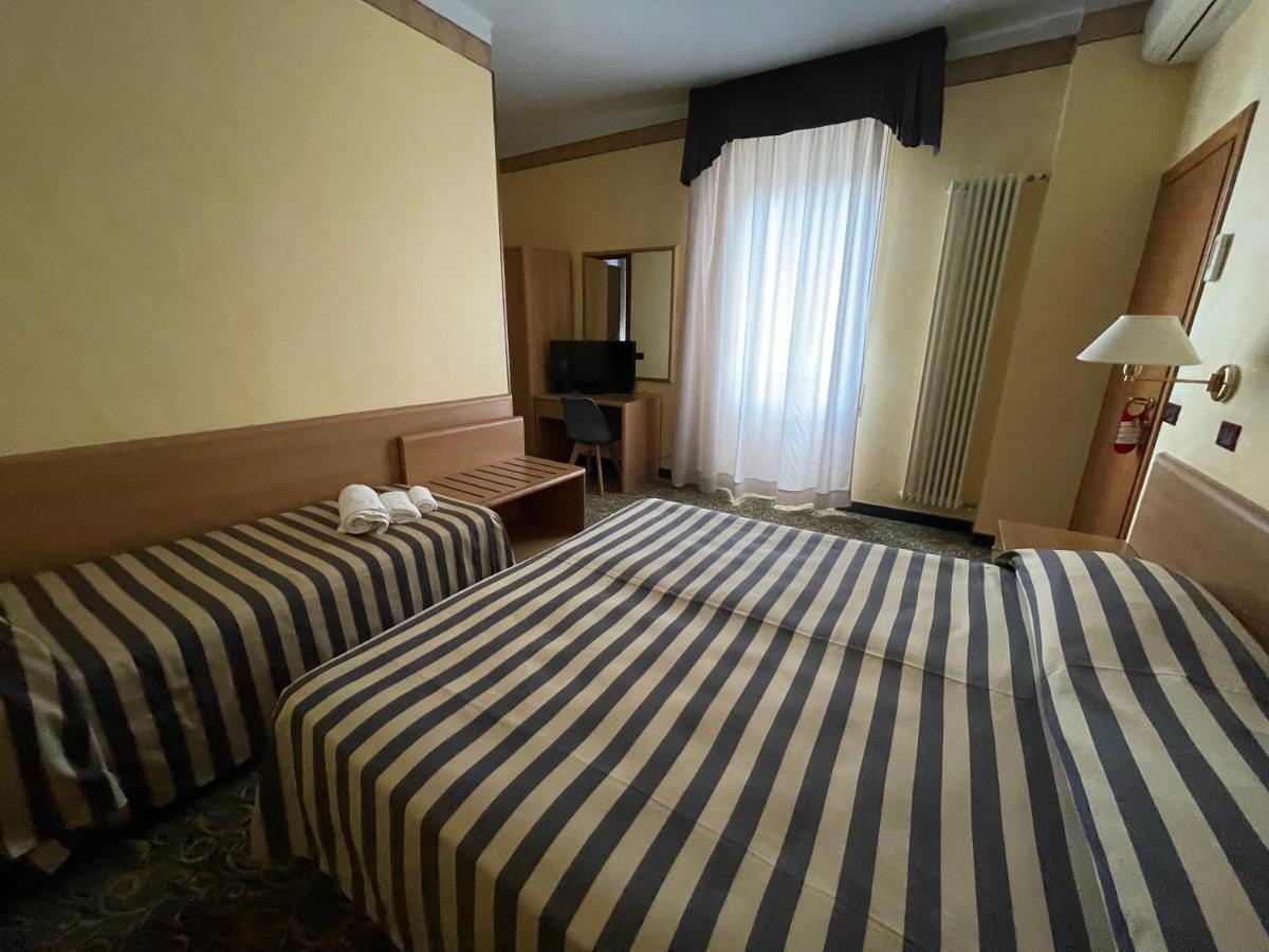 Hotel Giardinetto Дезенцано-дель-Гарда Экстерьер фото