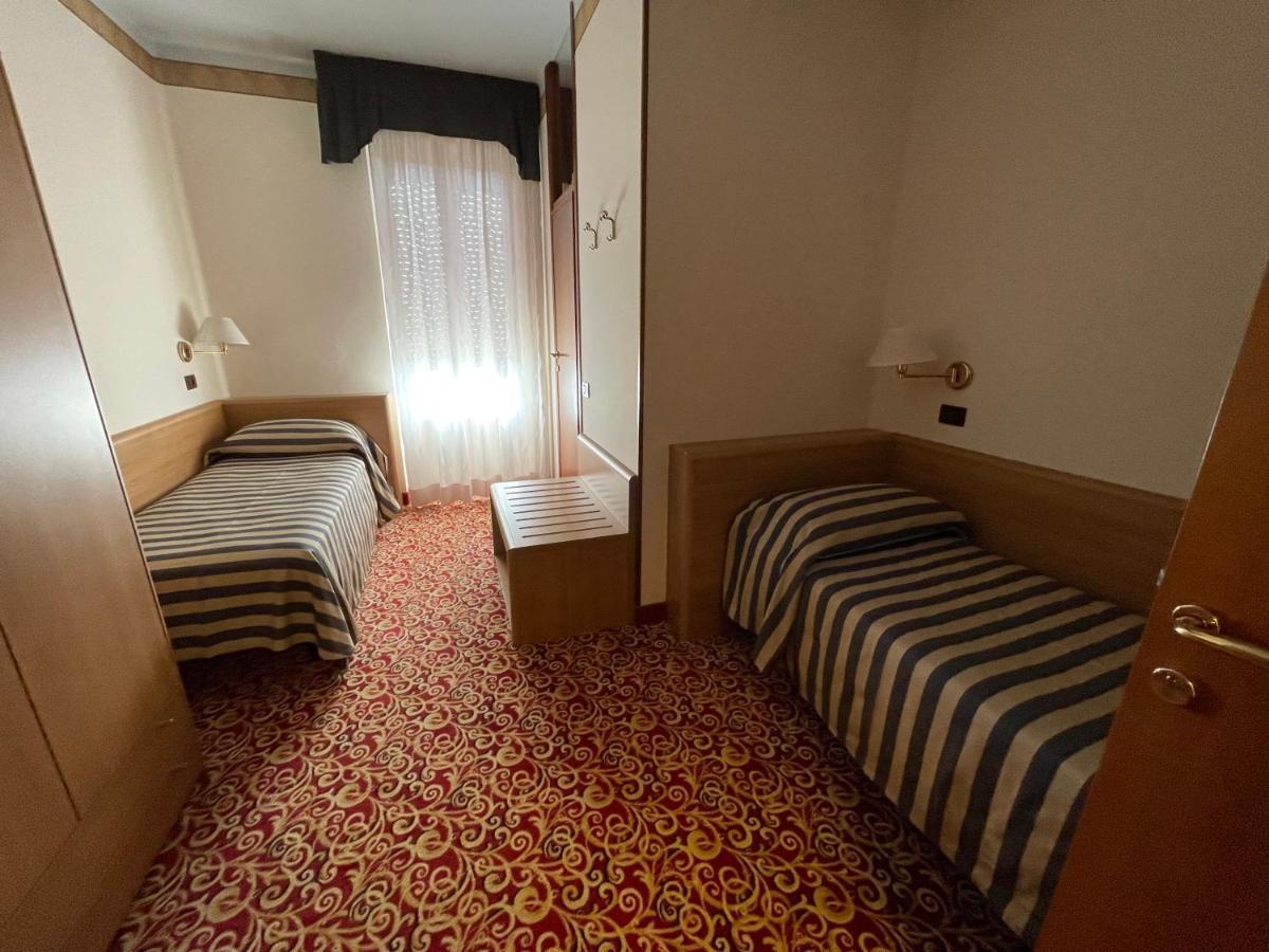 Hotel Giardinetto Дезенцано-дель-Гарда Экстерьер фото