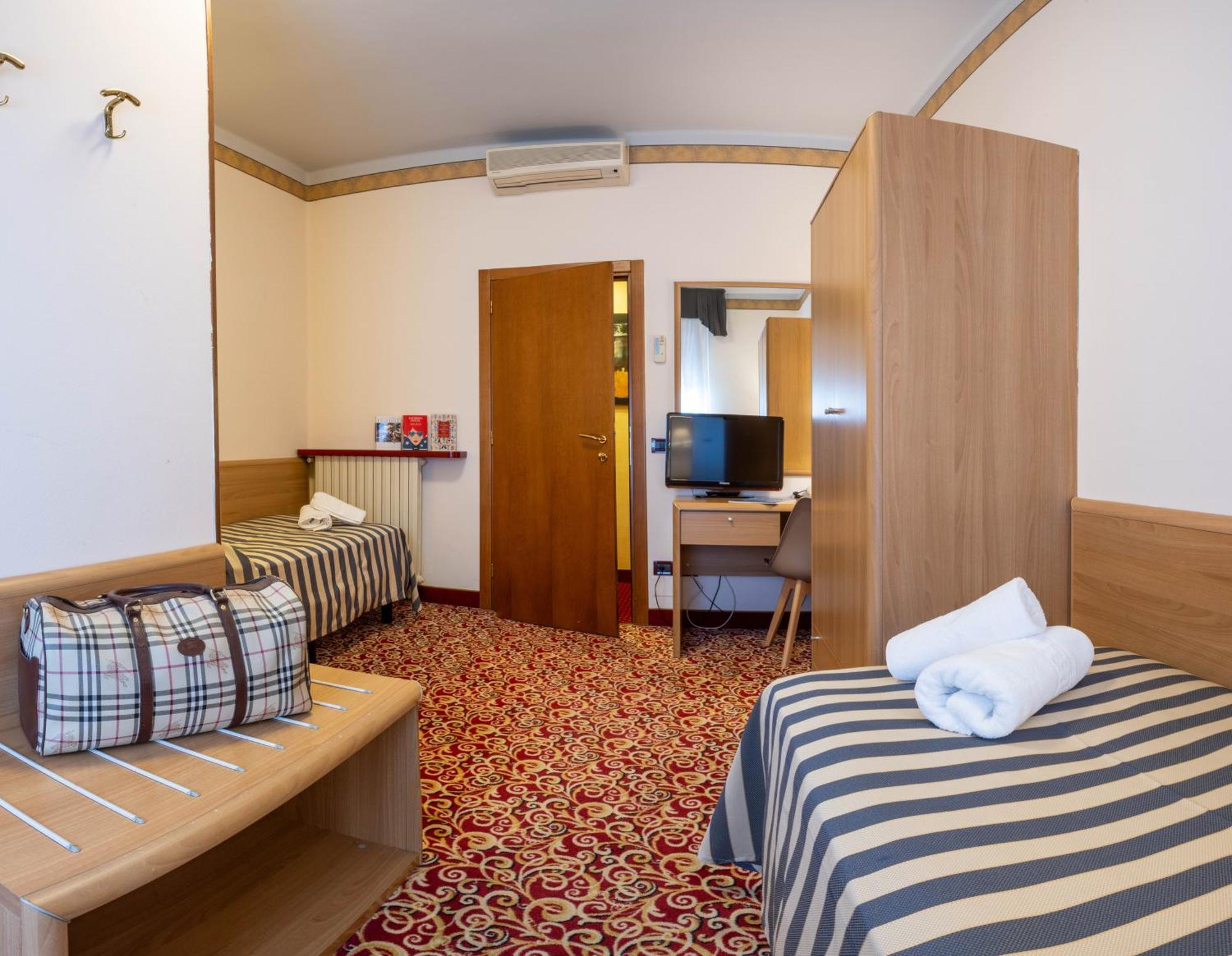 Hotel Giardinetto Дезенцано-дель-Гарда Экстерьер фото