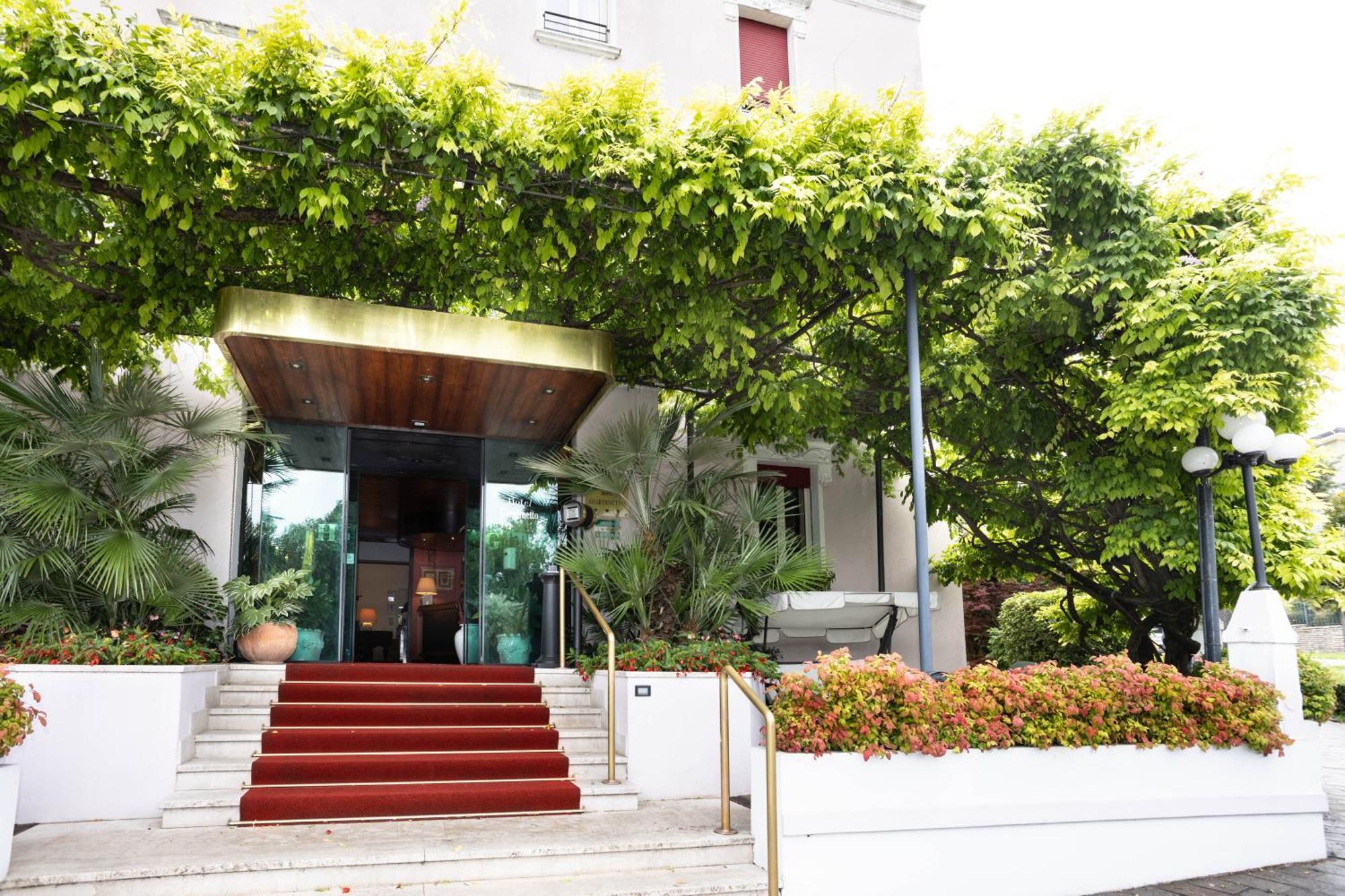 Hotel Giardinetto Дезенцано-дель-Гарда Экстерьер фото