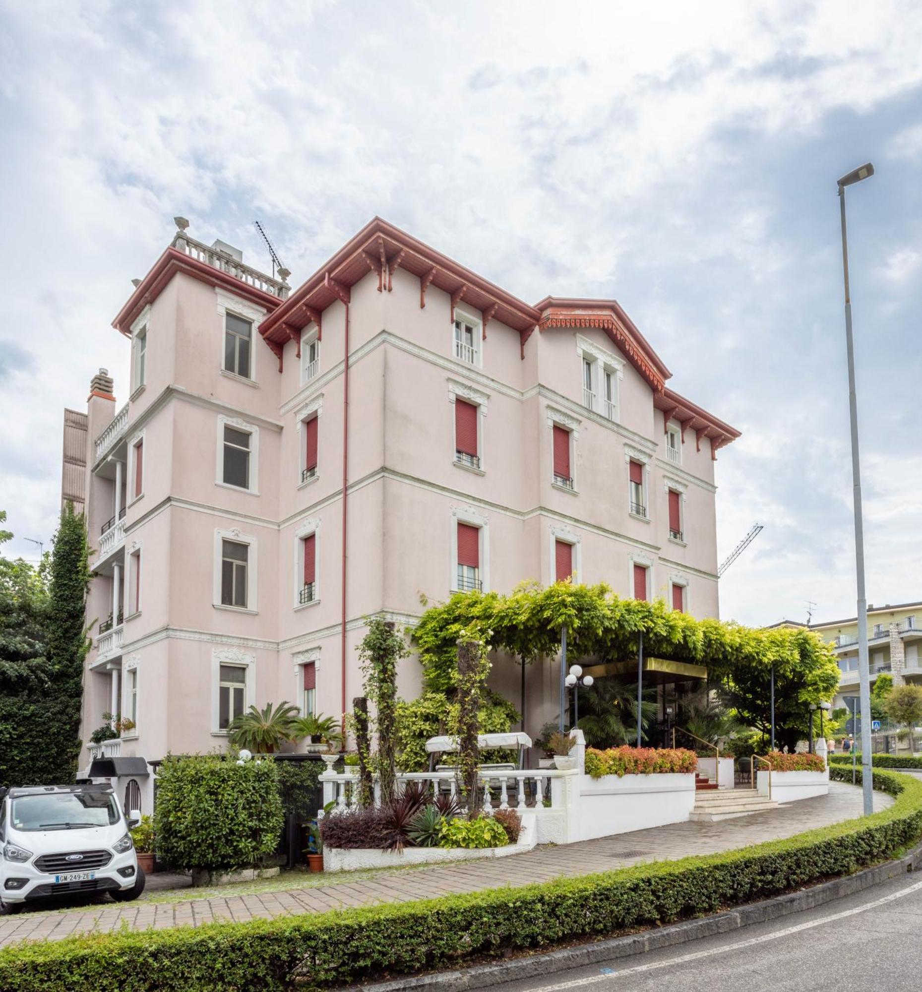 Hotel Giardinetto Дезенцано-дель-Гарда Экстерьер фото