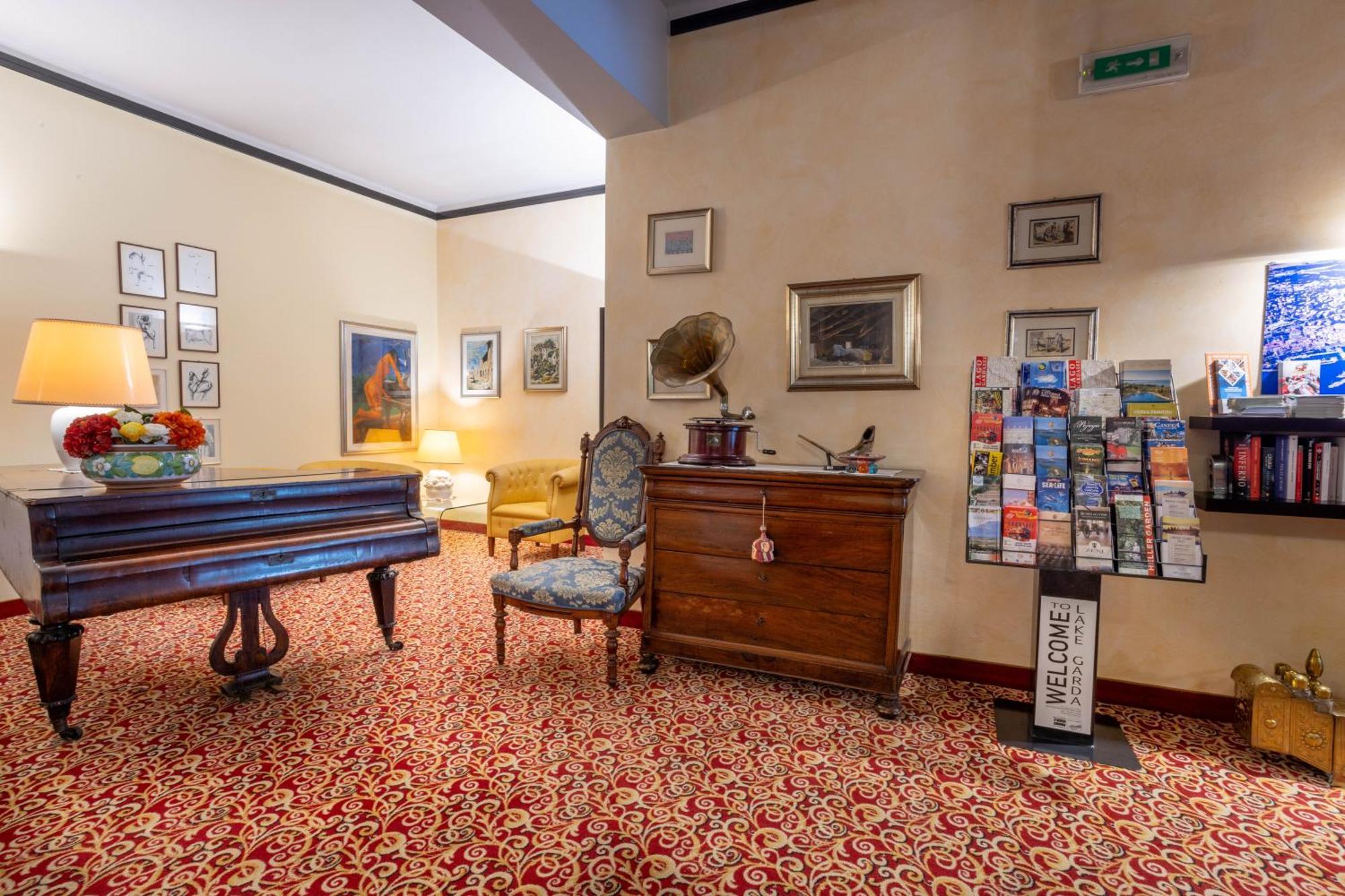 Hotel Giardinetto Дезенцано-дель-Гарда Экстерьер фото