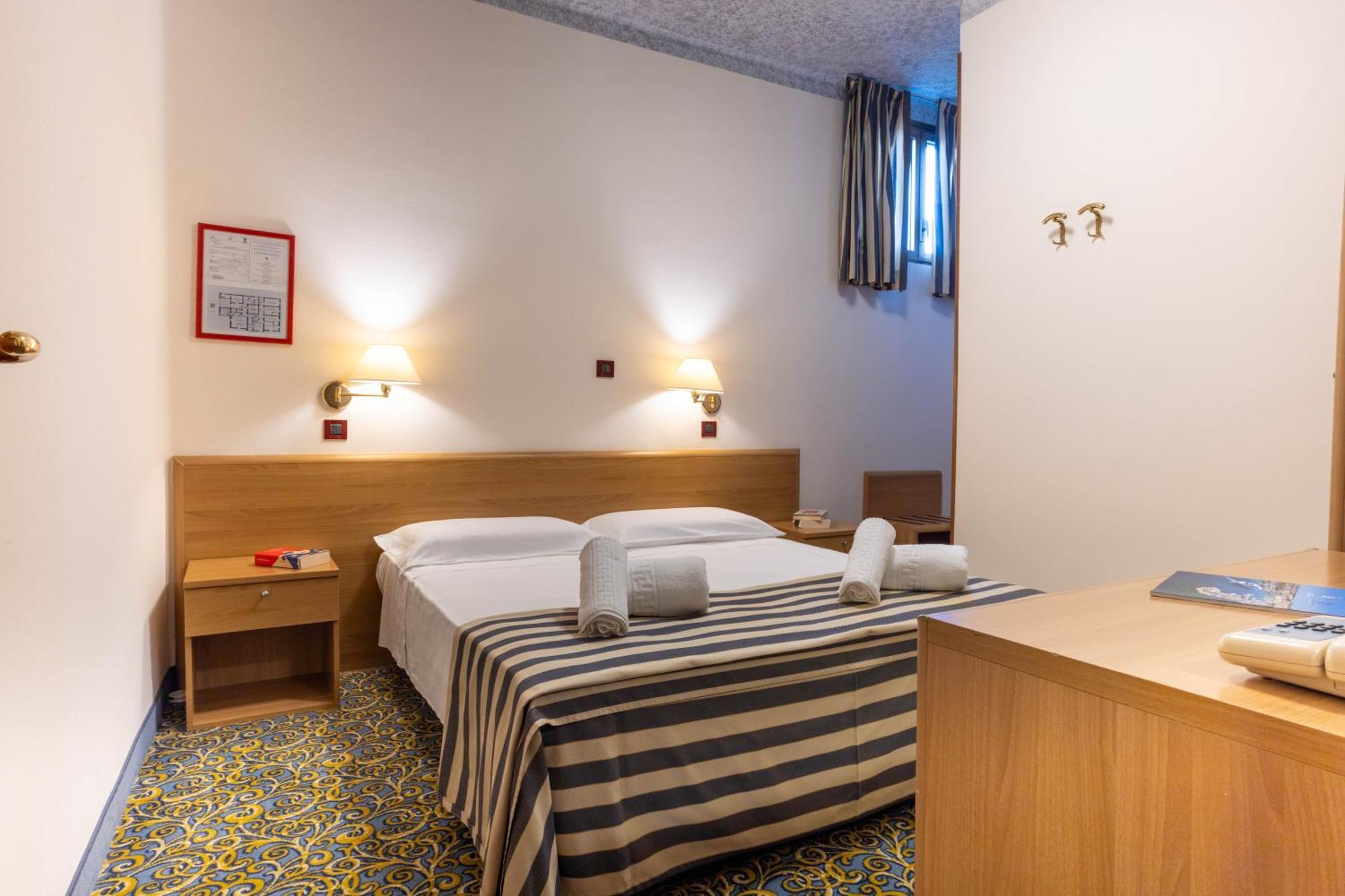 Hotel Giardinetto Дезенцано-дель-Гарда Экстерьер фото