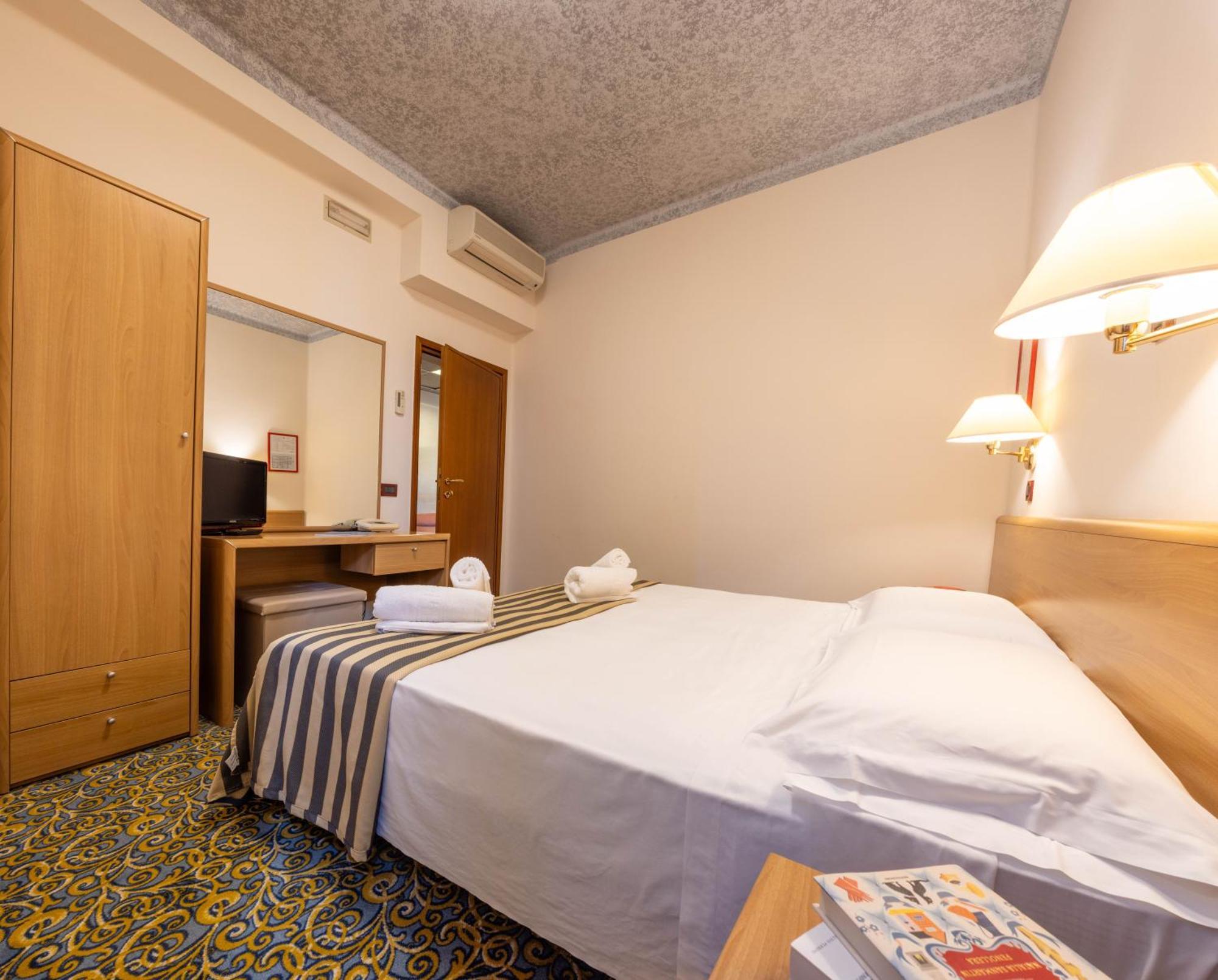 Hotel Giardinetto Дезенцано-дель-Гарда Экстерьер фото