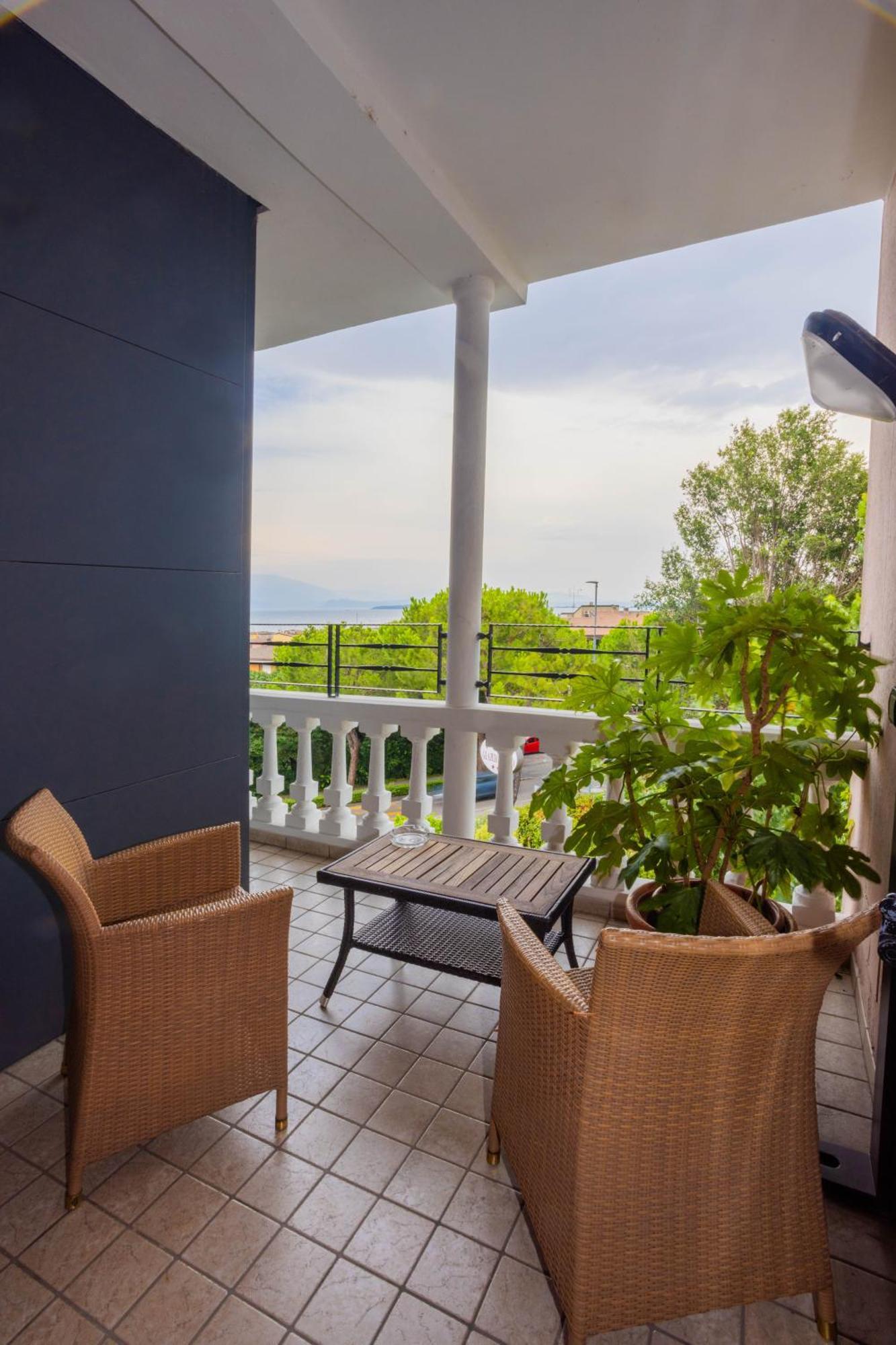 Hotel Giardinetto Дезенцано-дель-Гарда Экстерьер фото
