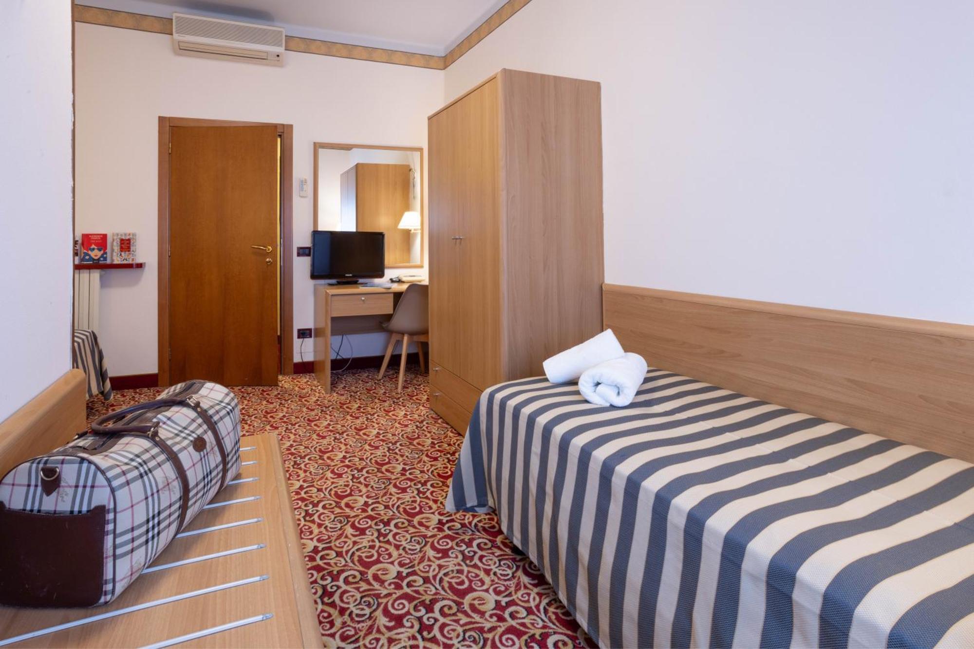 Hotel Giardinetto Дезенцано-дель-Гарда Экстерьер фото