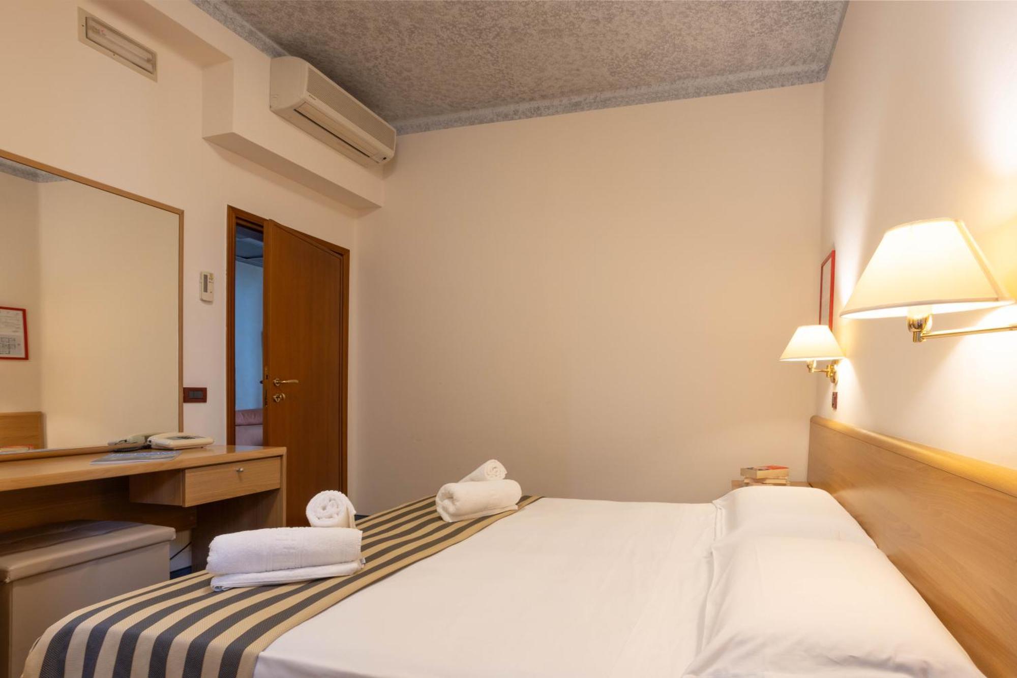 Hotel Giardinetto Дезенцано-дель-Гарда Экстерьер фото