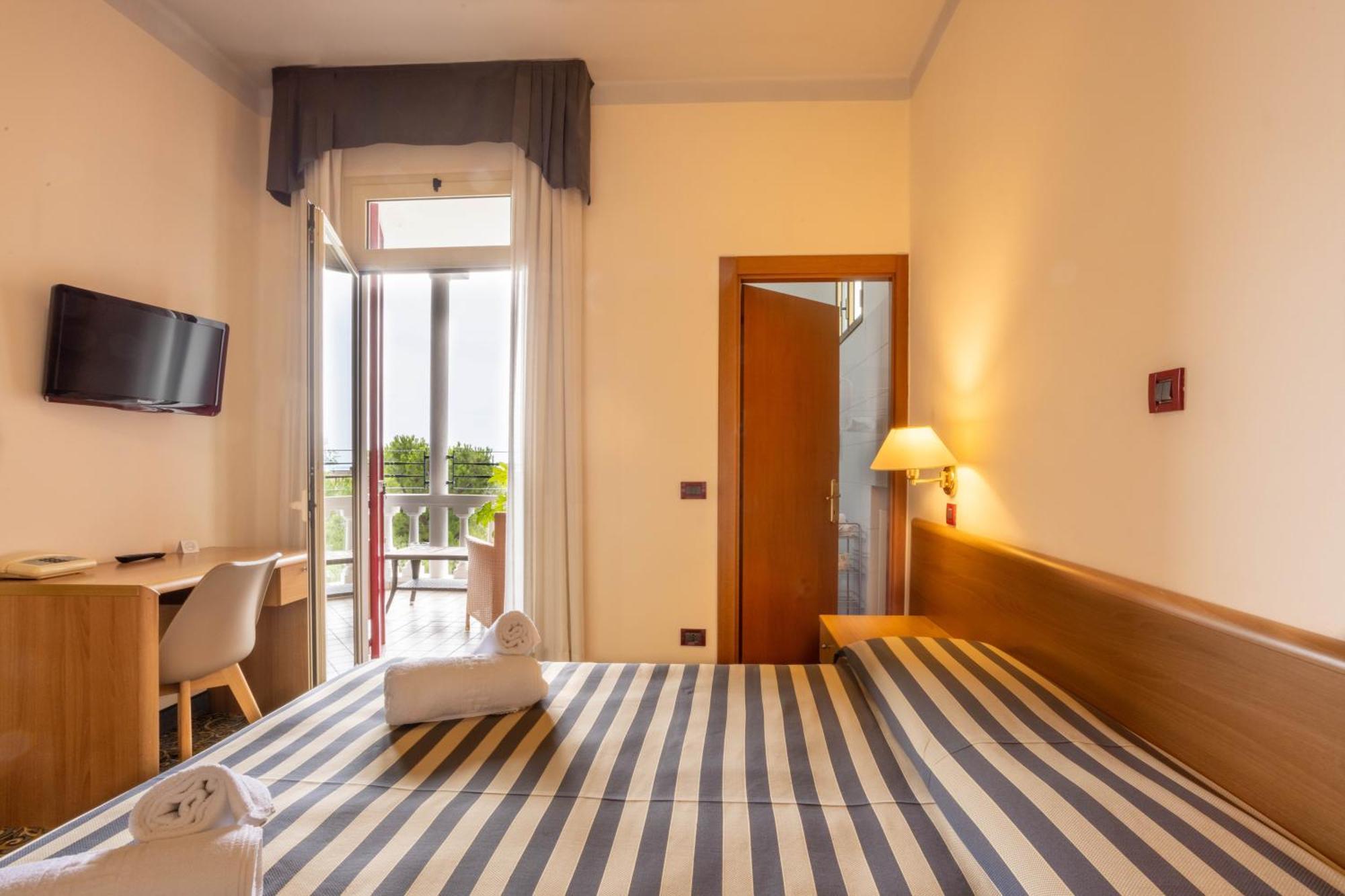 Hotel Giardinetto Дезенцано-дель-Гарда Экстерьер фото