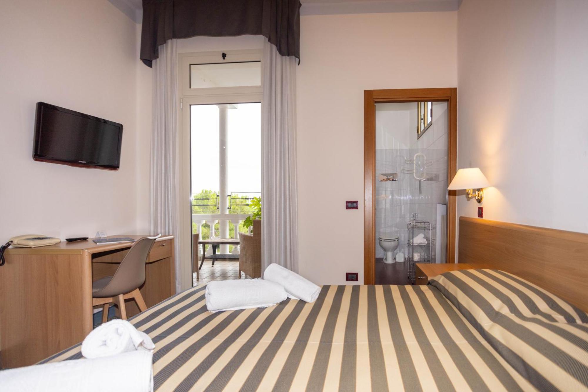 Hotel Giardinetto Дезенцано-дель-Гарда Экстерьер фото