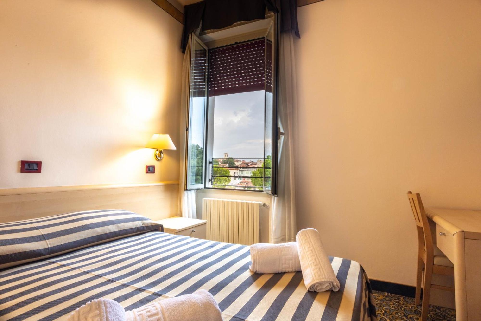 Hotel Giardinetto Дезенцано-дель-Гарда Экстерьер фото