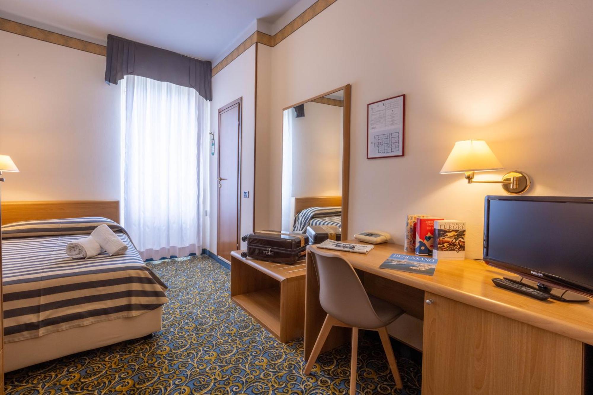 Hotel Giardinetto Дезенцано-дель-Гарда Экстерьер фото