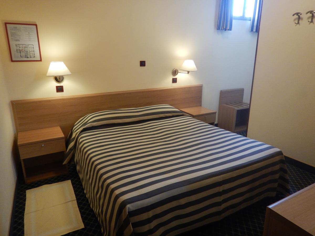 Hotel Giardinetto Дезенцано-дель-Гарда Экстерьер фото