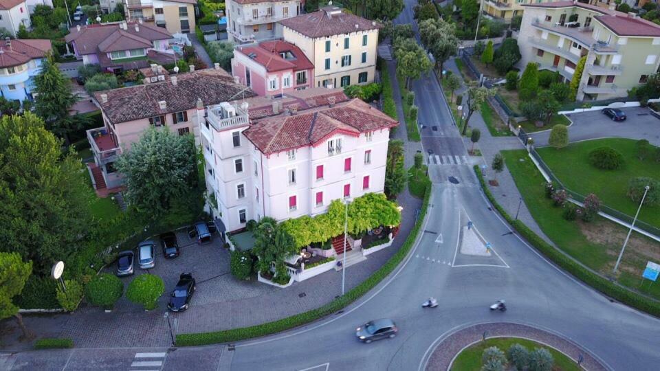 Hotel Giardinetto Дезенцано-дель-Гарда Экстерьер фото