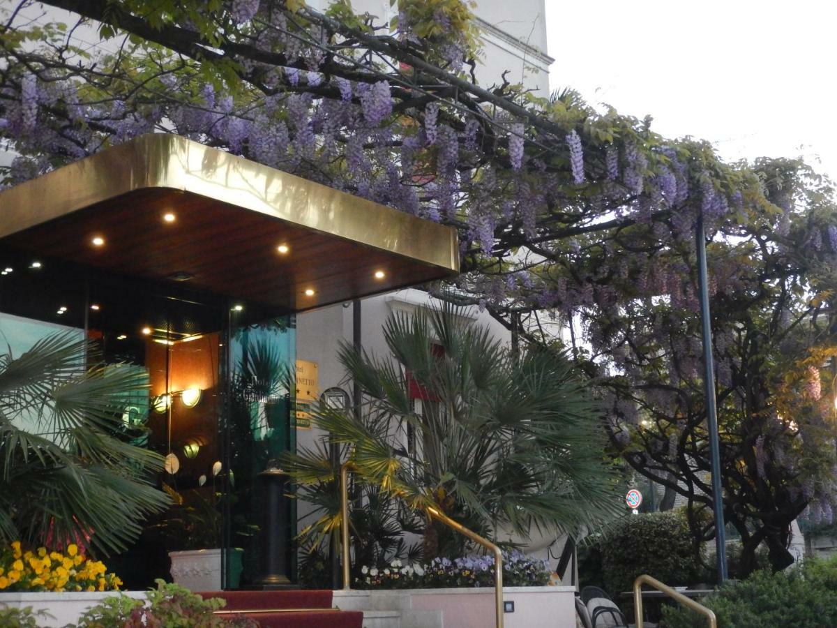 Hotel Giardinetto Дезенцано-дель-Гарда Экстерьер фото