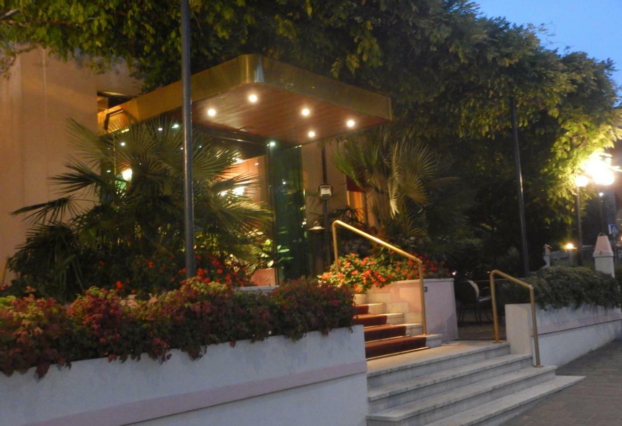 Hotel Giardinetto Дезенцано-дель-Гарда Экстерьер фото