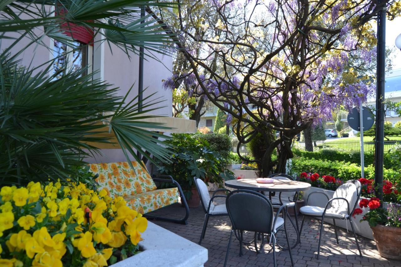 Hotel Giardinetto Дезенцано-дель-Гарда Экстерьер фото